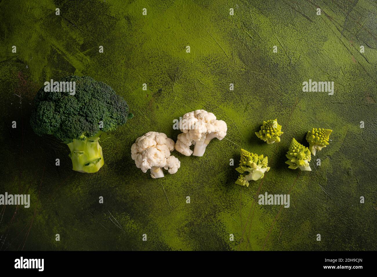 Broccoli freschi su sfondo verde, vista dall'alto con spazio per il testo Foto Stock