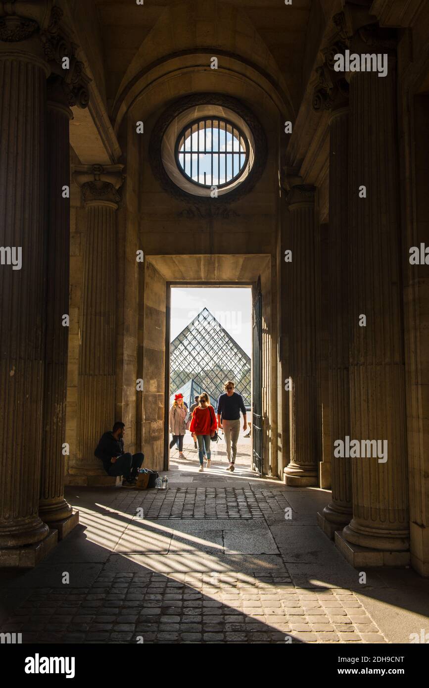 Una coppia al Museo del Louvre di Parigi, Francia Foto Stock