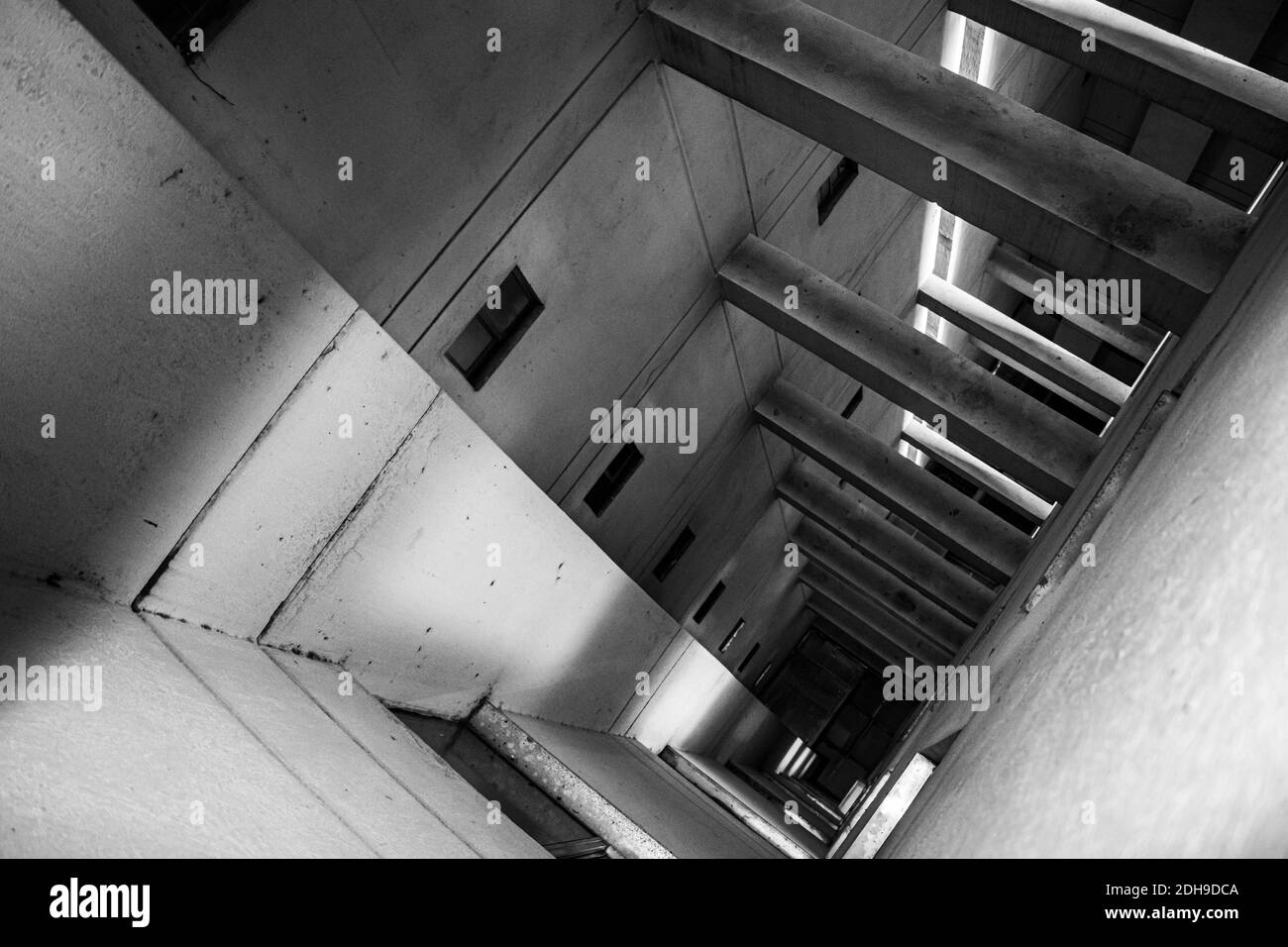 Una vista dell'interno di un edificio con una prospettiva pronunciata che mostra la sua altezza Foto Stock