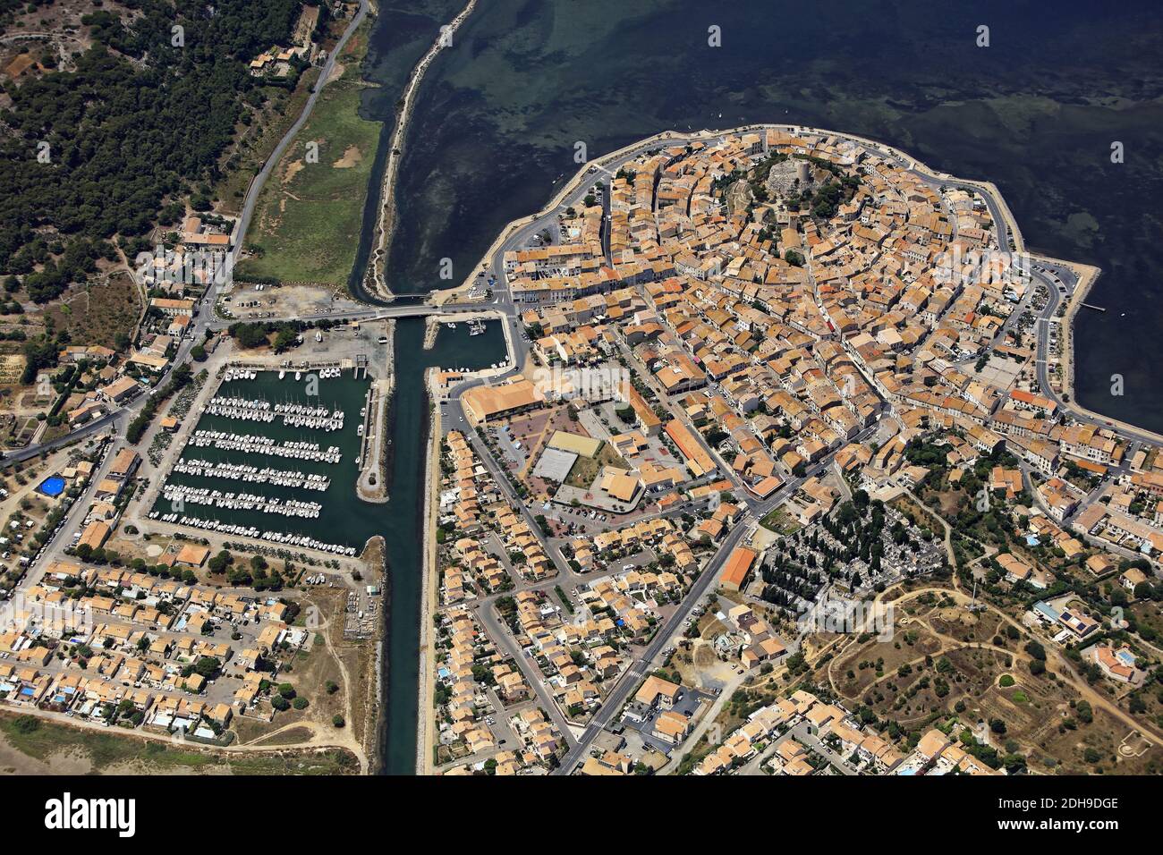 Gruissan (Francia meridionale): Veduta aerea della città con il porto e il Tour Barberousse (Torre della Redbeard) Foto Stock