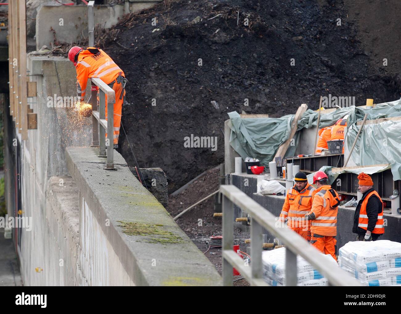 10 dicembre 2020, Renania Settentrionale-Vestfalia, Mülheim an der Ruhr: Un lavoratore sta saldando in un sito. I lavoratori preparano tutto per l'installazione delle sezioni di ponte per il ponte ausiliario sull'autostrada A40. Dopo il grave incidente di un carro cisterna, tre ponti ferroviari hanno dovuto essere demoliti. Foto: Roland Weihrauch/dpa Foto Stock