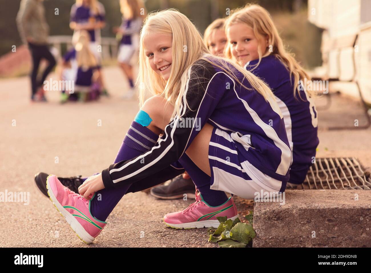 Ritratto delle ragazze felici che legano i lacci Foto Stock