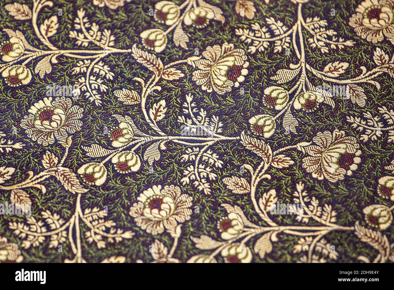 Tessuto jacquard, motivo floreale. Primo piano di elegante e splendido tessuto di seta con ornamento floreale. Foto Stock