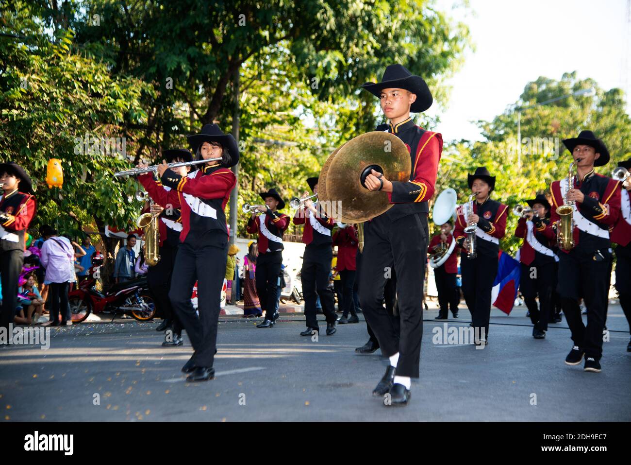 Sfilata di Marching Band mentre si esibisce per strada, i partecipanti prendono parte alla celebrazione della tradizione internazionale di Pook Xiao. Foto Stock