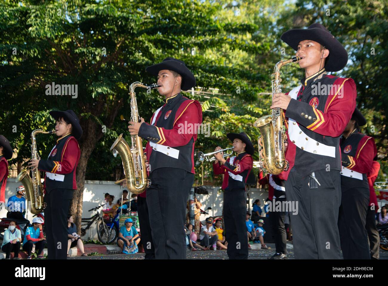 Sfilata di Marching Band mentre si esibisce per strada, i partecipanti prendono parte alla celebrazione della tradizione internazionale di Pook Xiao. Foto Stock