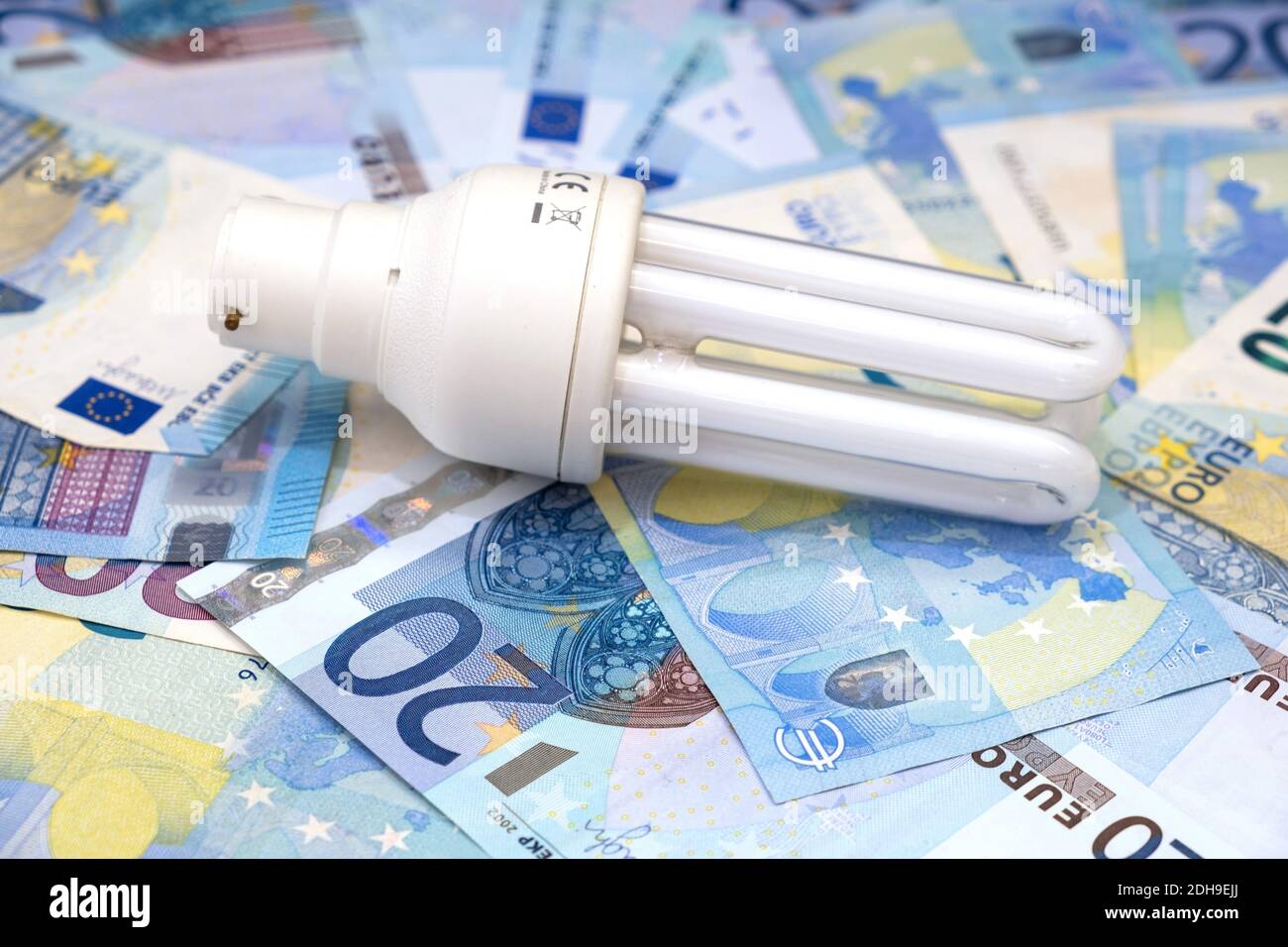 Costo dell'elettricità: Lampada fluorescente compatta e banconote da venti Euro Foto Stock