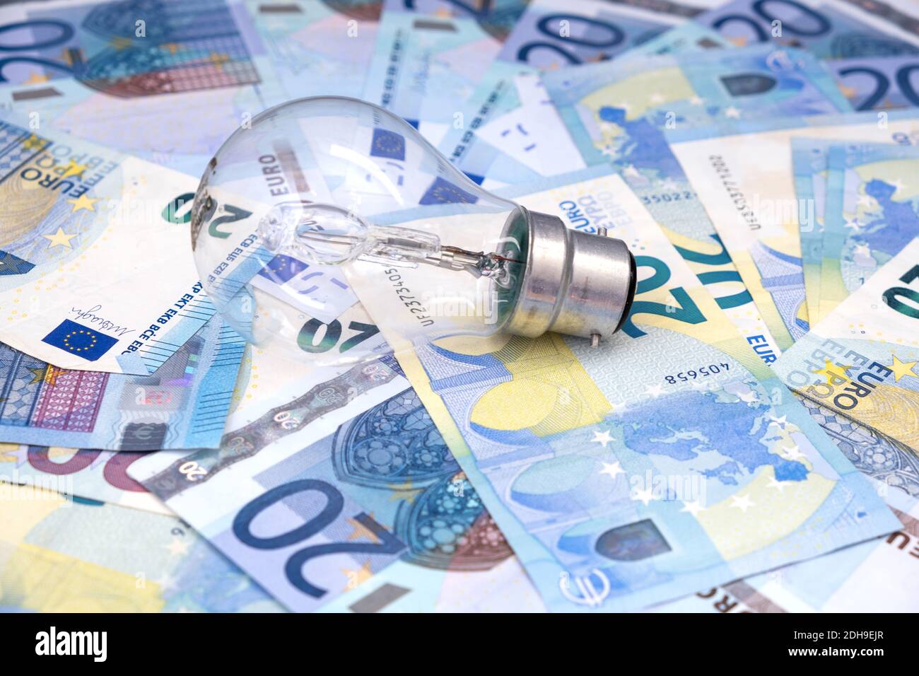 Costo dell'elettricità: Lampadina alogena e venti Euro di banconote Foto Stock
