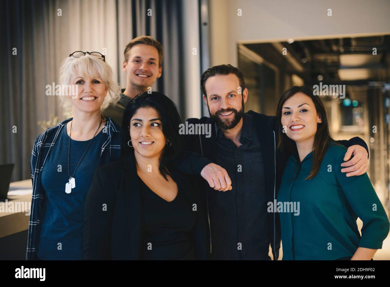 Ritratto di certi uomini di affari sorridente in ufficio Foto Stock