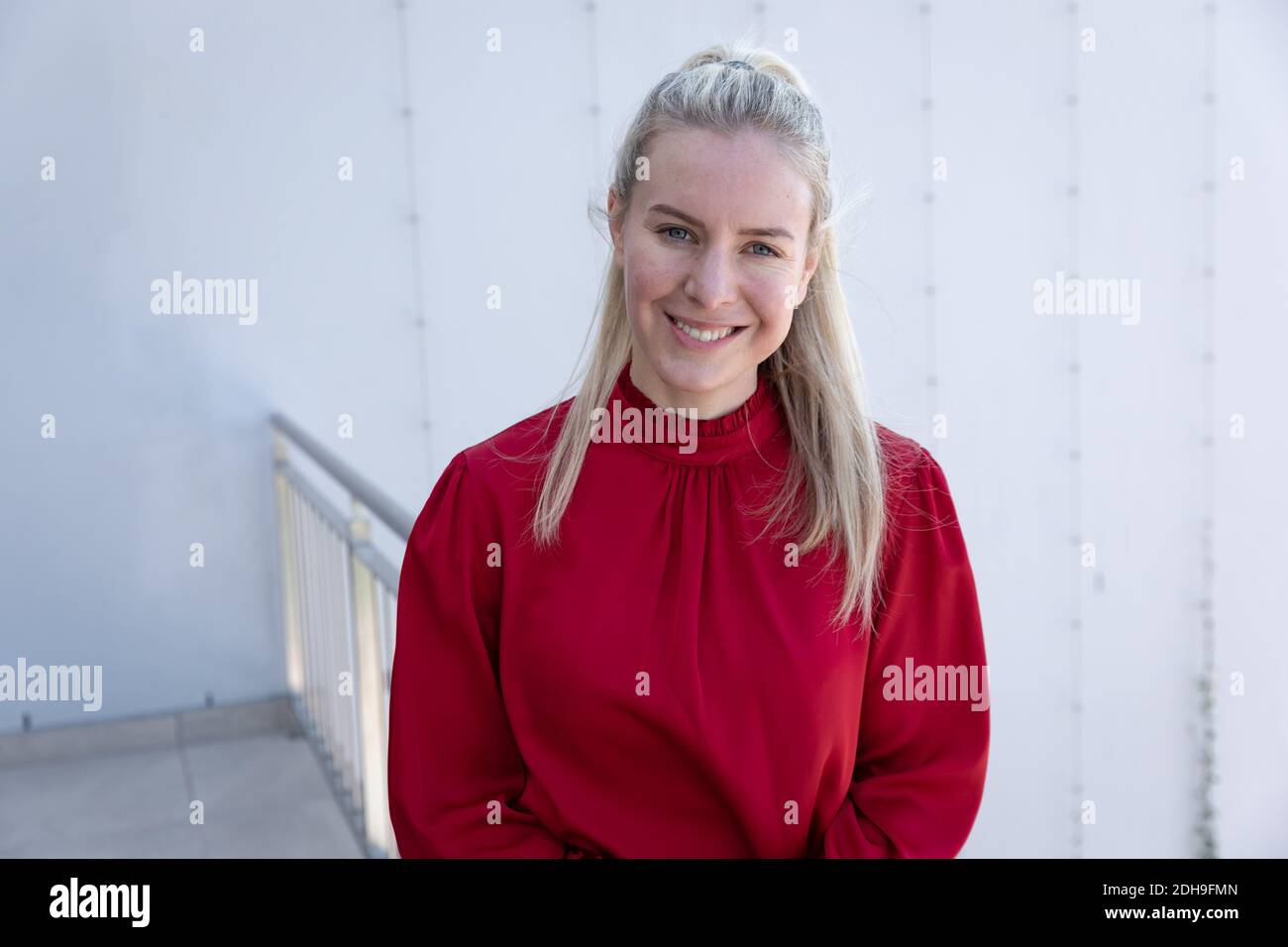 Ritratto di donna d'affari sorridente in ufficio moderno Foto Stock
