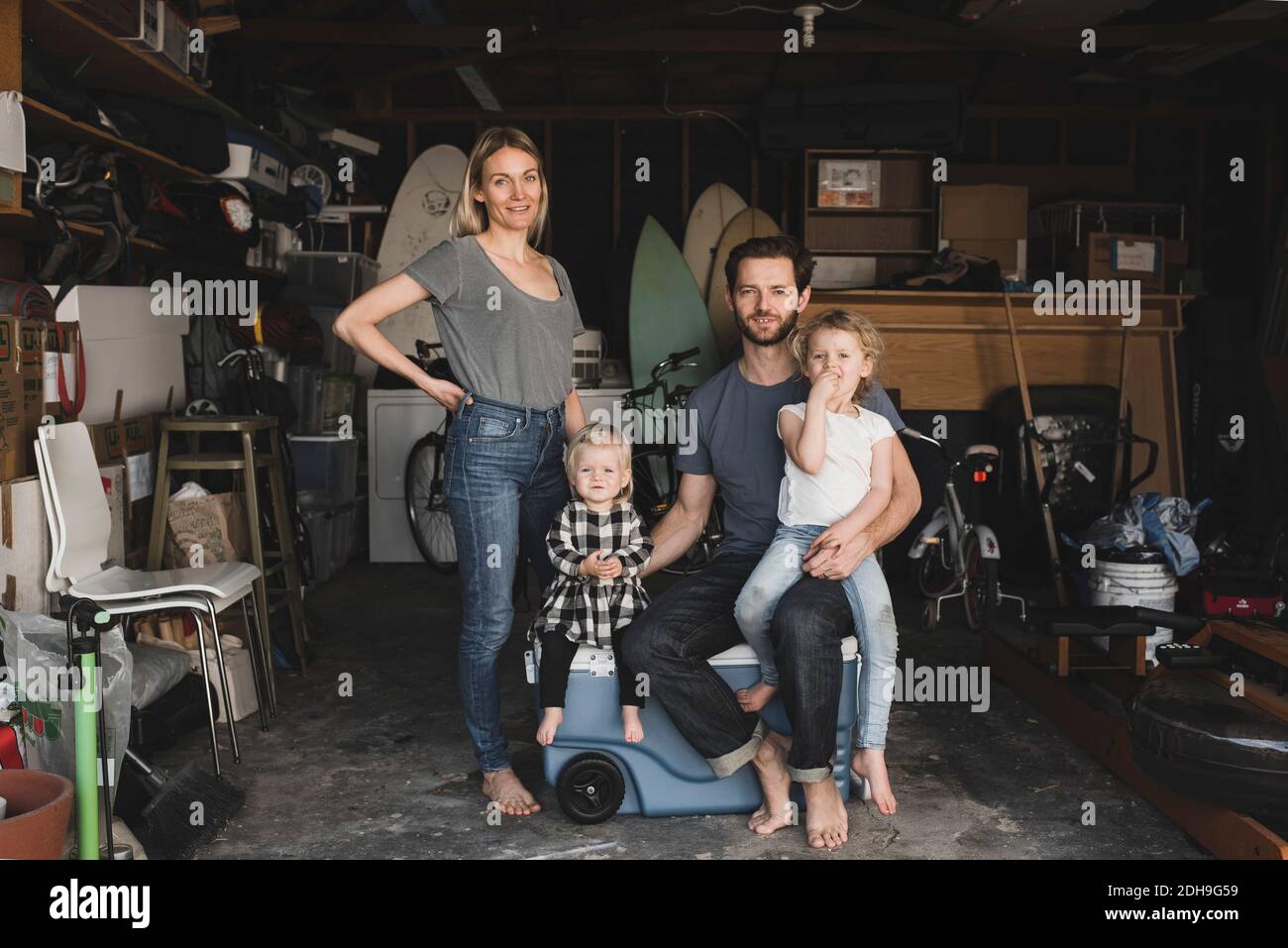 Ritratto di genitori e bambini nel deposito della casa Foto Stock