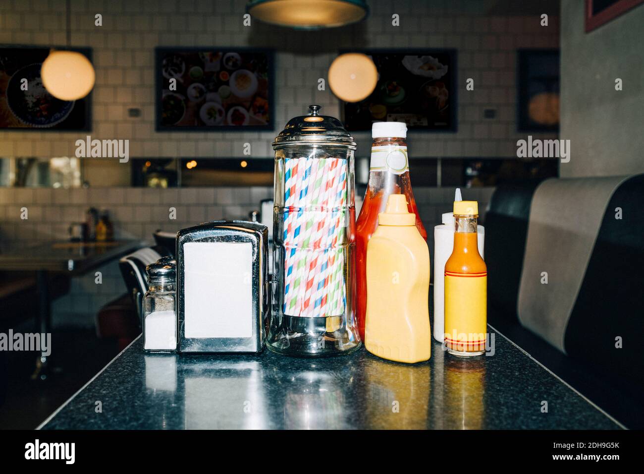 Beva paglia e bottiglie sul tavolo nel ristorante Foto Stock