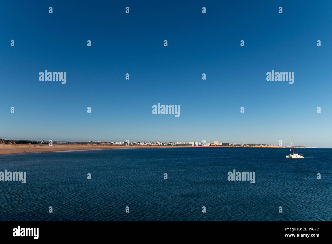 Vista panoramica sulla spiaggia di Alvor ad Algarve, Portogallo; concetto per vacanze estive Foto Stock