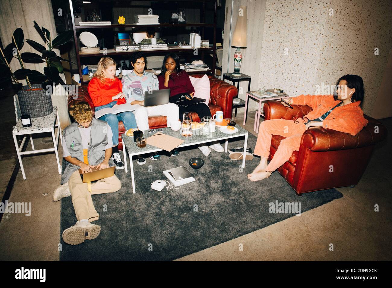 Vista ad alto angolo degli avanguardiani che lavorano in ufficio creativo Foto Stock