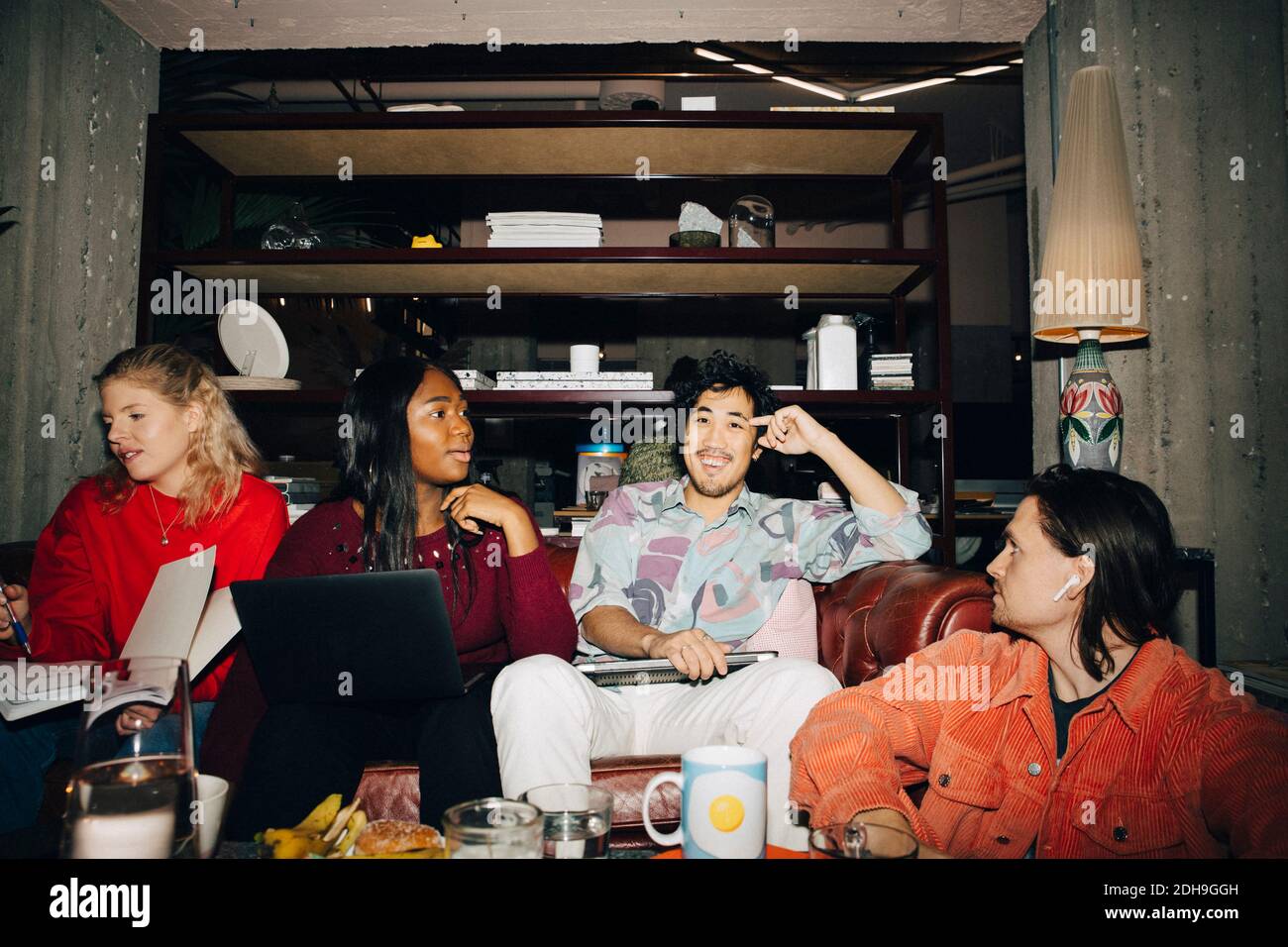 Imprenditori maschili e femminili che discutono mentre lavorano in ufficio creativo Foto Stock