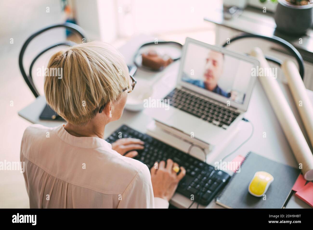 Vista aerea di una donna che lavora a casa che ha un online riunione Foto Stock