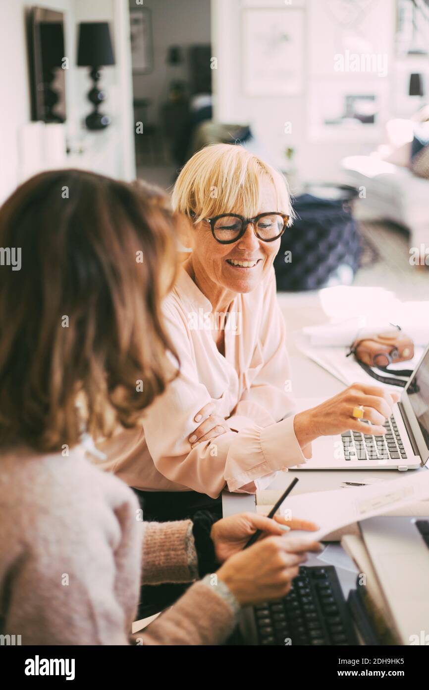 Donne che lavorano da casa Foto Stock