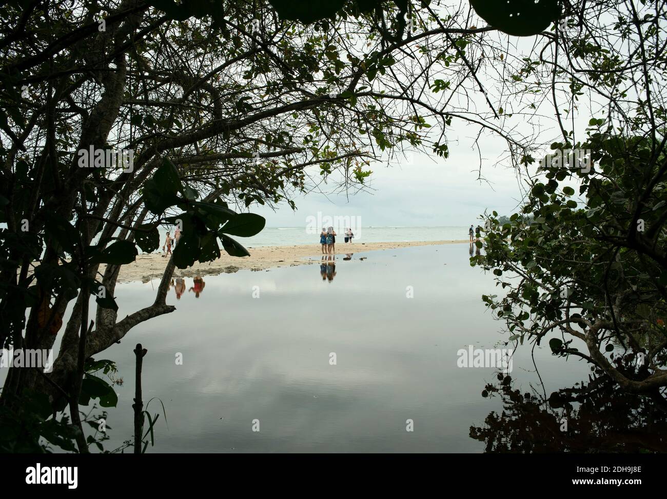 Turisti che esplorano la costa panoramica del Parco Nazionale di Cahuita, Limón, Costa Rica Foto Stock