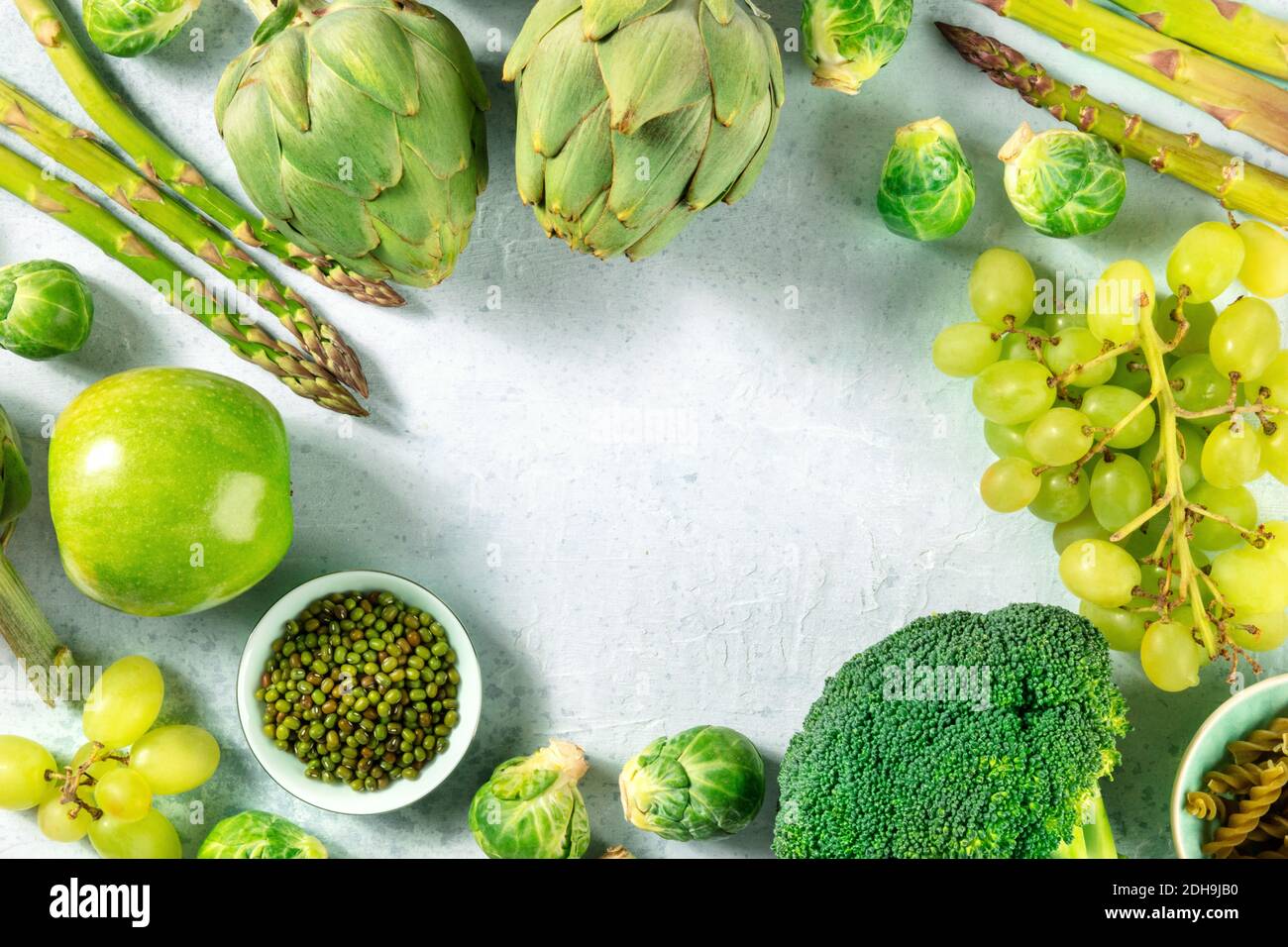 Striscione di cibo vegano verde, un modello di disegno per un menu di primavera o estate con un posto per il testo, una disposizione piatta Foto Stock