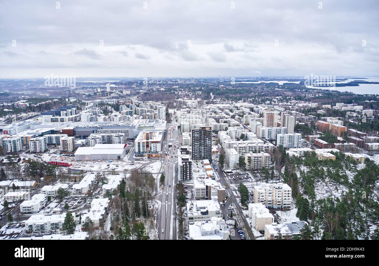 Veduta aerea del quartiere Matinkyla di Espoo, Finlandia. Prima neve in città. Foto Stock