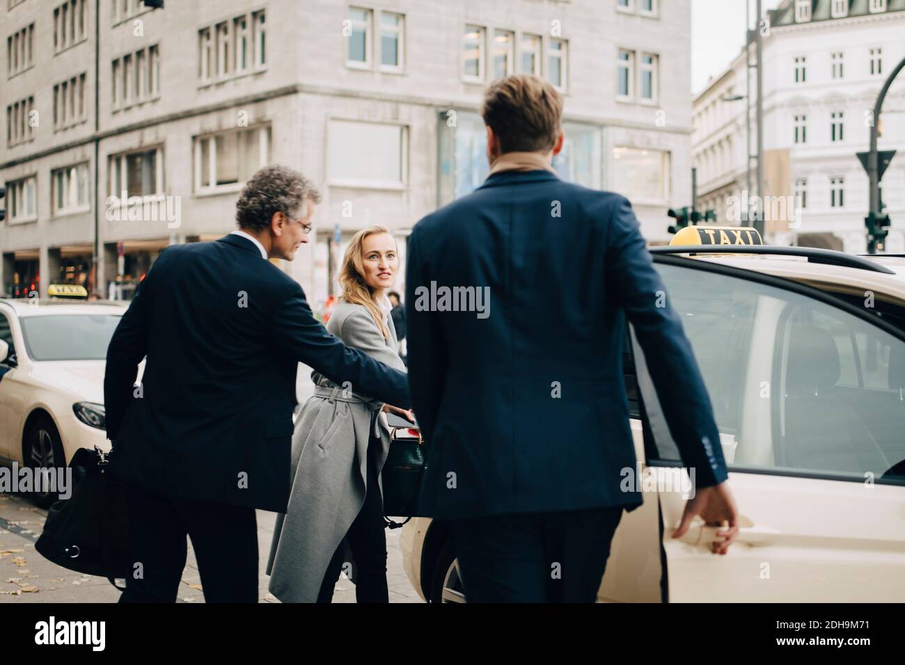 Dirigenti di sesso maschile e femminile che viaggiano insieme per un viaggio d'affari Foto Stock