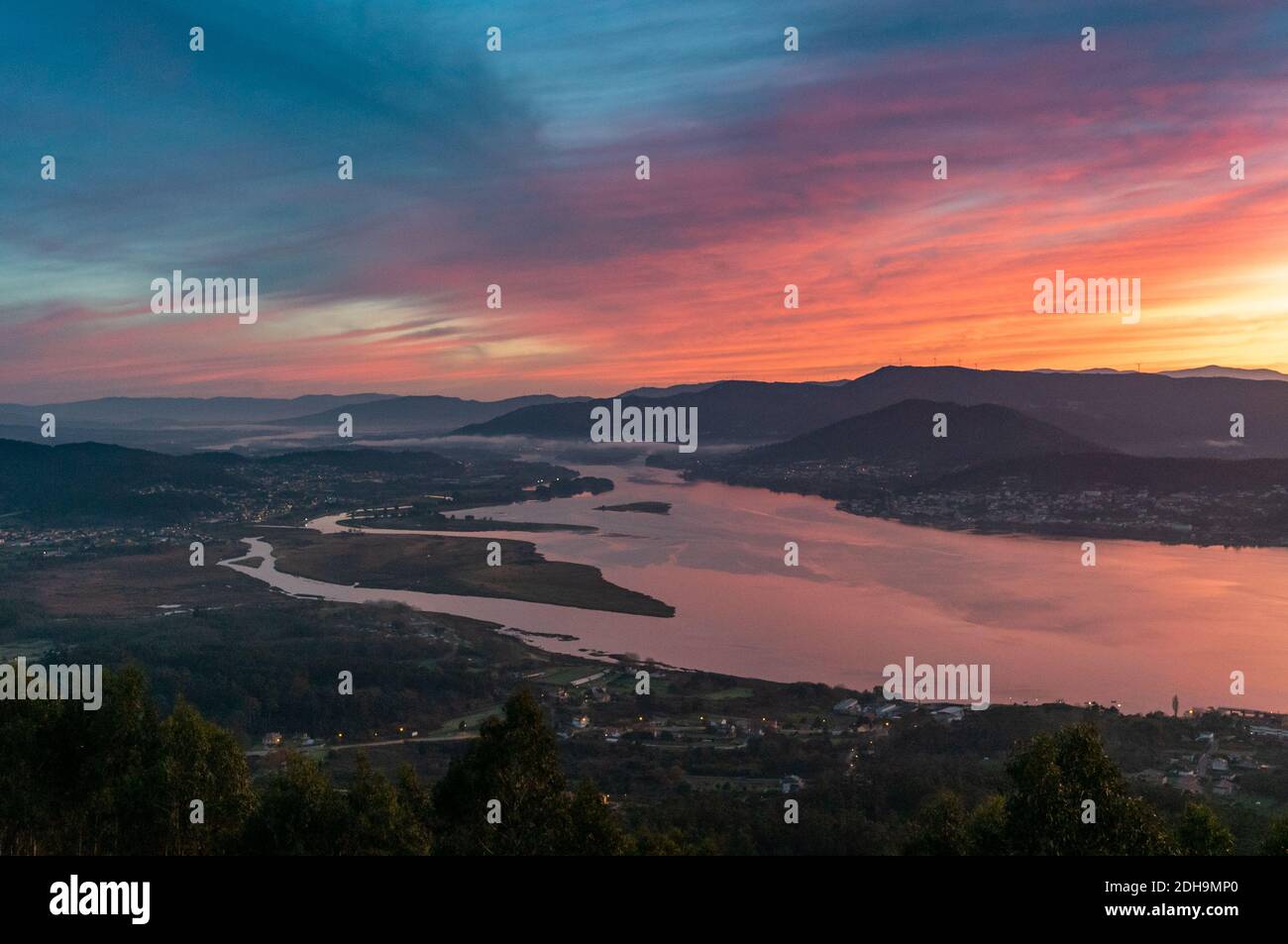 Un panorama del fiume Minho e estuario visto da Monte Santa Trega all'alba Foto Stock