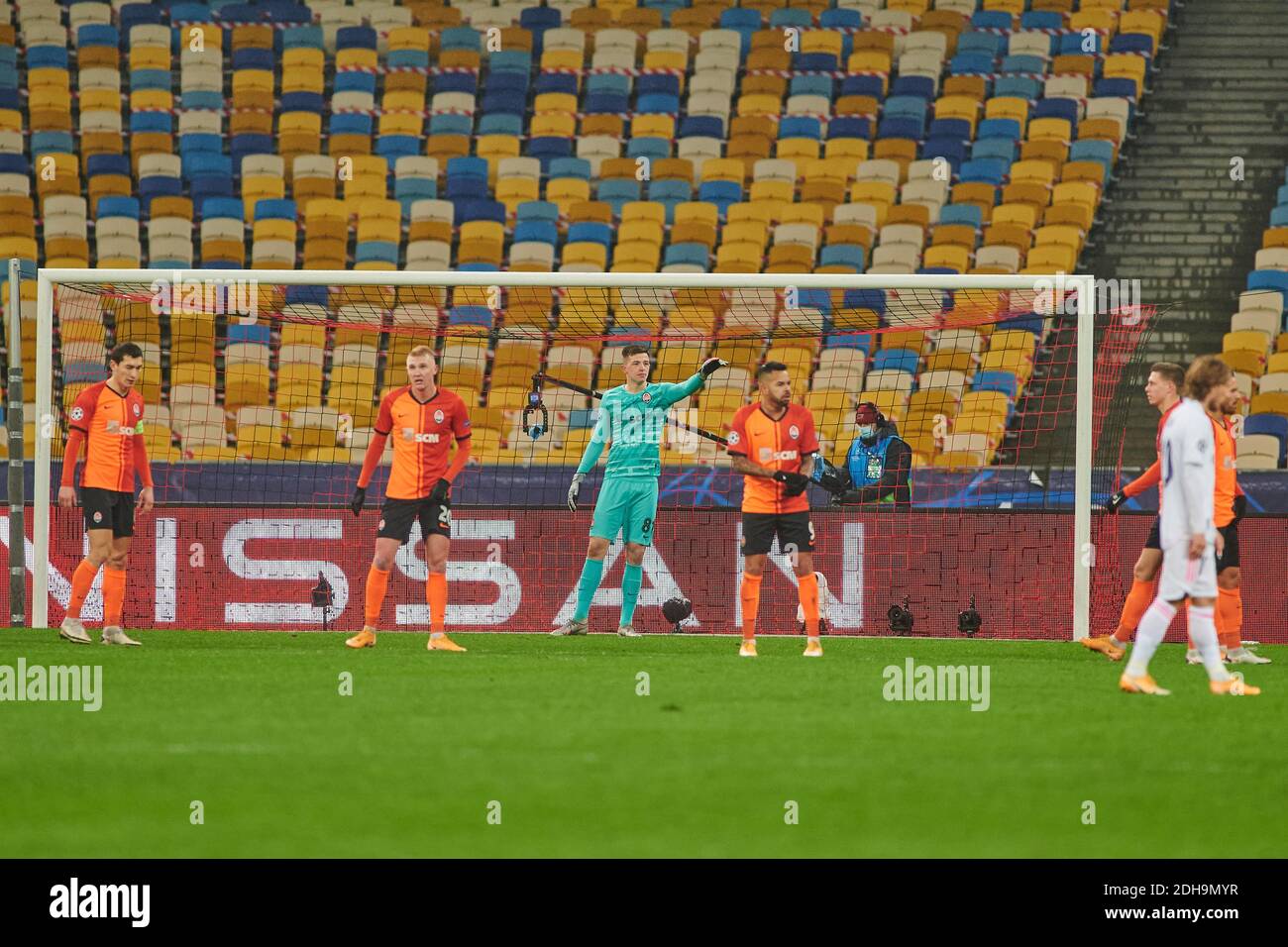 KIEV, UCRAINA - 1 DICEMBRE 2020: Portiere Anatolii Trubin di Shakhtar Donetsk in azione durante la partita della UEFA Champions League vs Real Madr Foto Stock