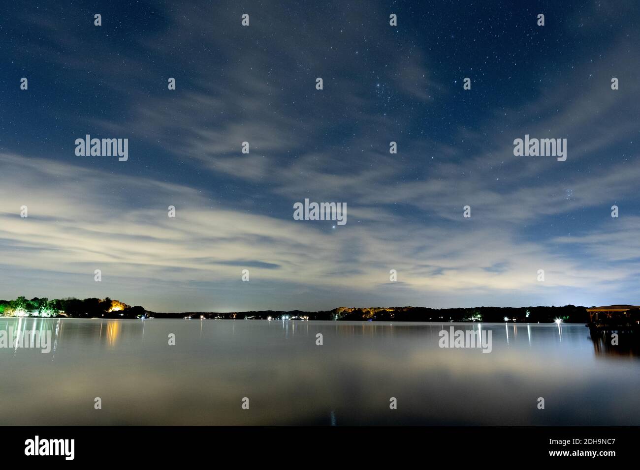 Stelle luminose nel cielo notturno sul lago Tillery in Carolina del Nord Foto Stock