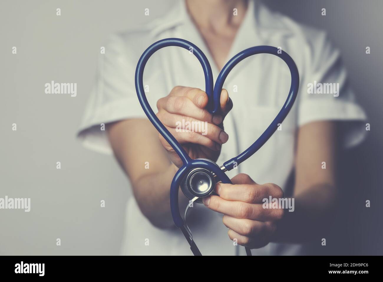 salute lavoro amore concetto. operaio medico con stetoscopio a forma di cuore Foto Stock