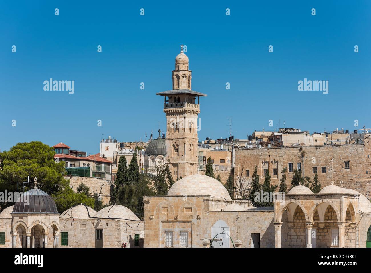 Minareto di al-Ghawanimah, Minareto di Bani Ghanim e molti edifici religiosi che circondano la cupola dorata della roccia, in un santuario islamico situato sulla Foto Stock