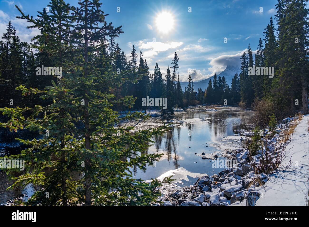 Scenario naturale sentiero forestale in prima stagione invernale giorno di sole mattina. Spur Line Trail, paesaggio a Town Canmore, Alberta, Canada. Foto Stock