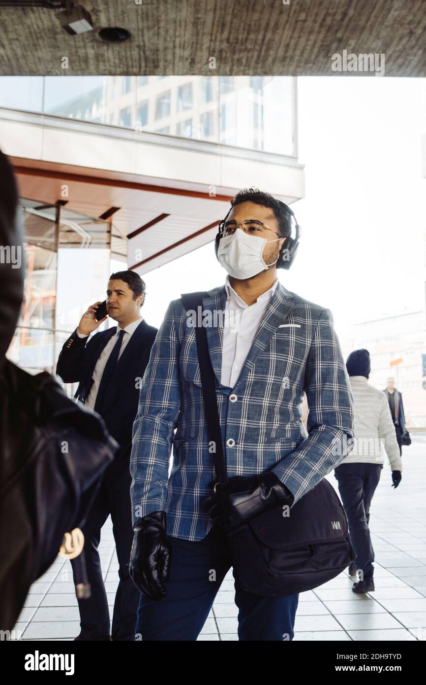 Persone in città strada con maschera facciale Foto Stock