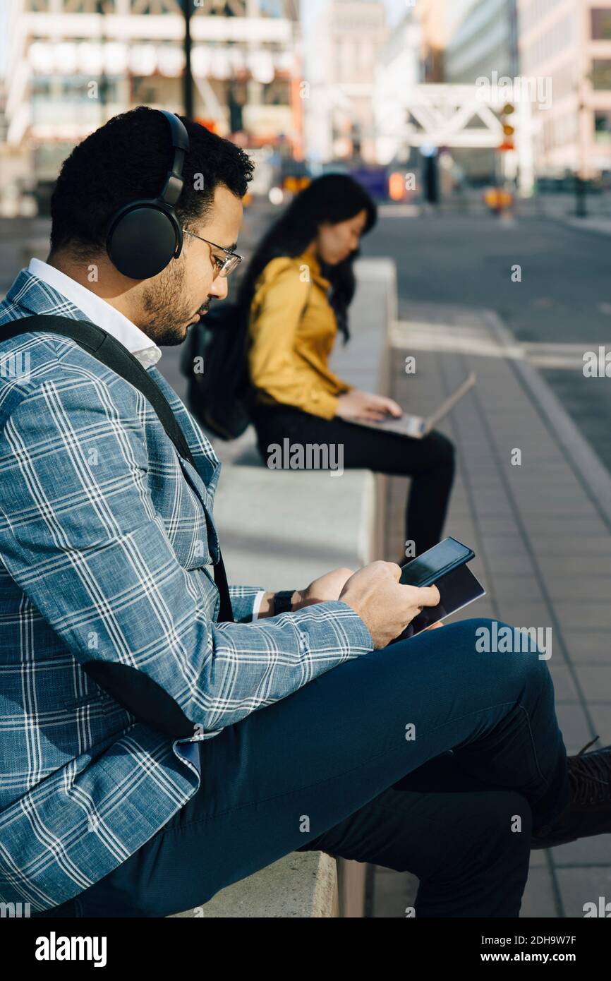 Persone che lavorano al di fuori di praticare il divaricamento sociale Foto Stock