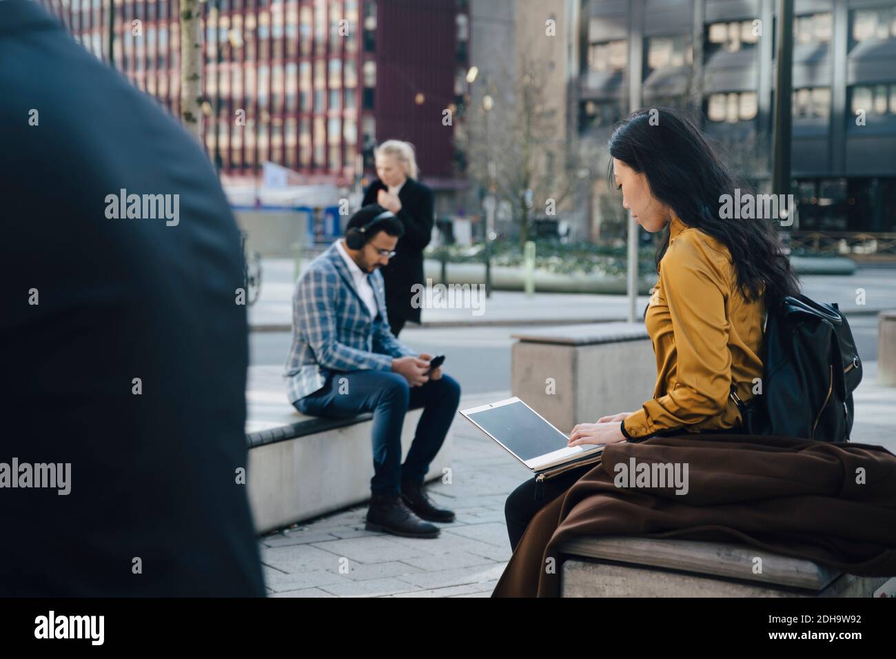 Uomini d'affari che lavorano all'esterno Foto Stock