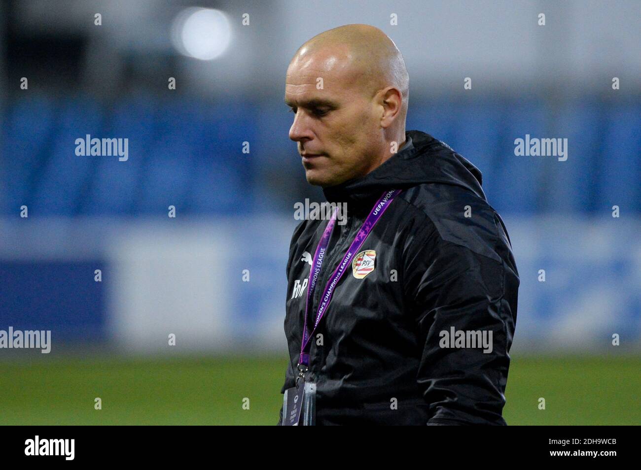 EINDHOVEN, PAESI BASSI - 9 DICEMBRE: Allenatore Rick De Rooij della PSV durante la partita della UEFA Womens Champions League tra PSV e Barcellona al PSV Campus Foto Stock