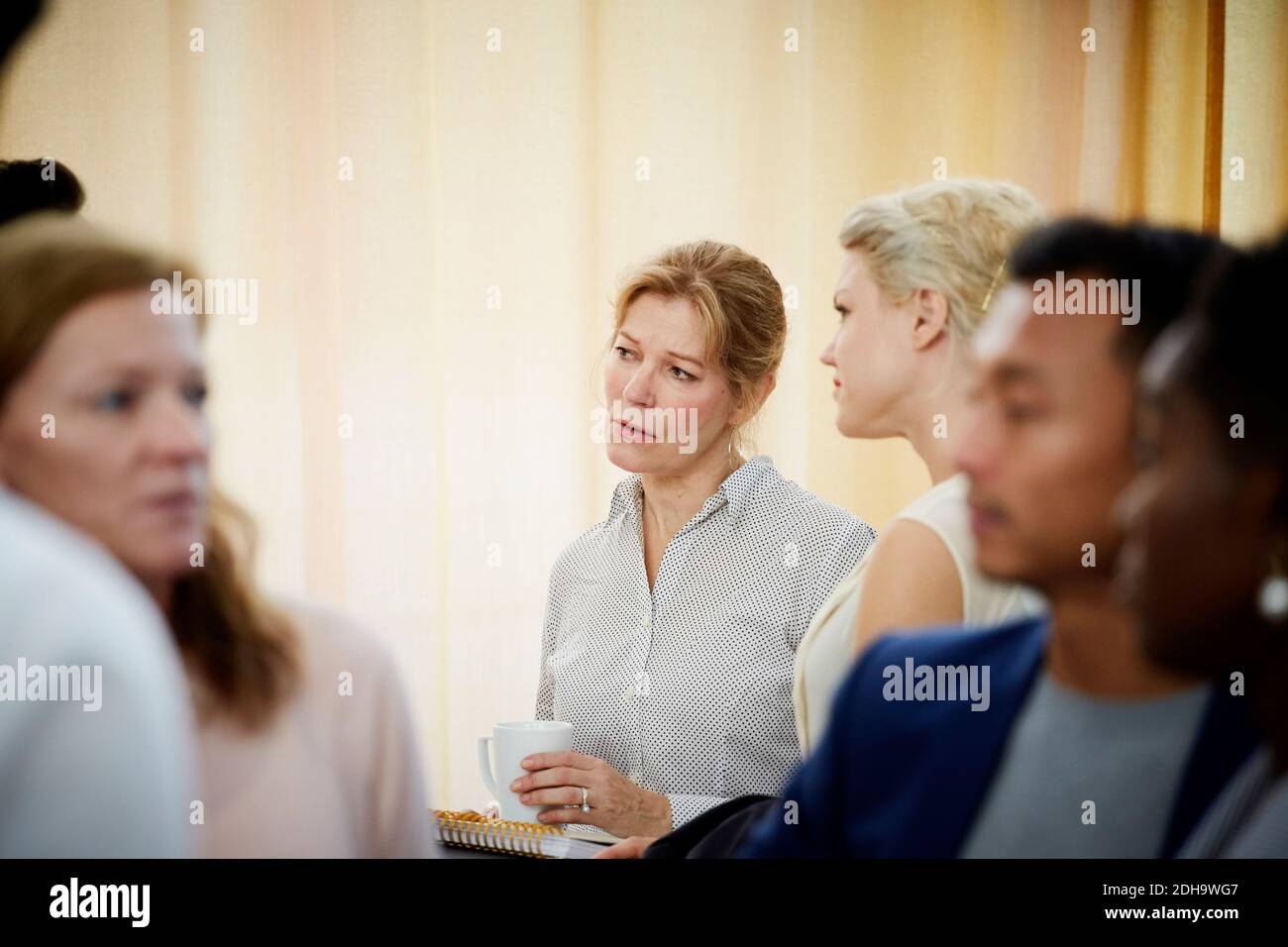Le imprenditrici discutono mentre osservano via in riunione di affari Foto Stock