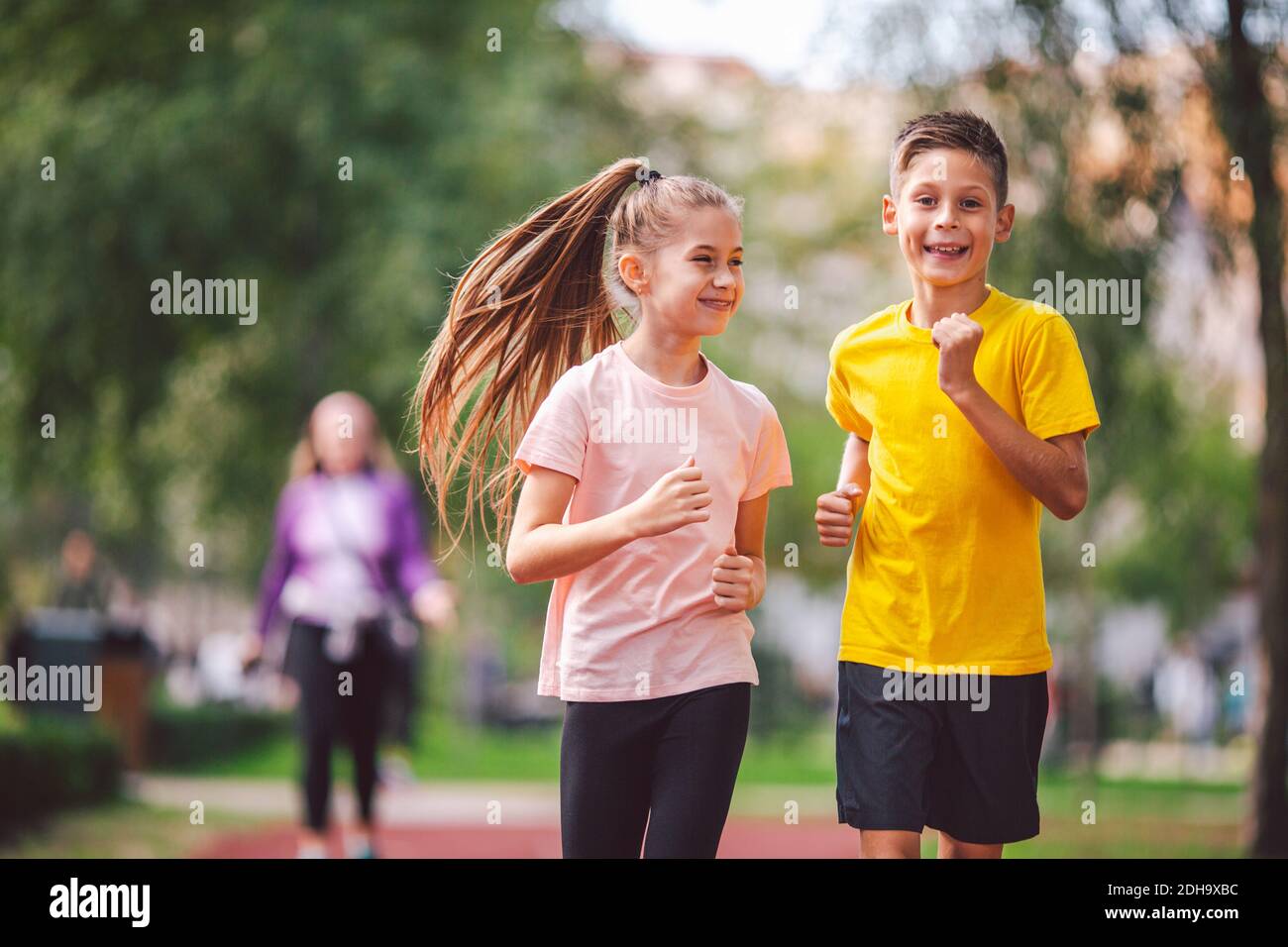 I bambini corrono. Sport sano. Sport infantile, gemelle eterosessuali in  pista, fitness. Formazione congiunta. Allenamento running all'aperto Bro  Foto stock - Alamy