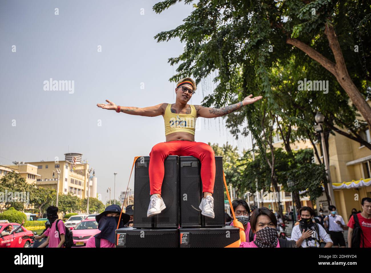 Bangkok, Thailandia. 10 dicembre 2020. "Justin dalla Thailandia" visto durante una manifestazione anti-governo nella capitale tailandese. Migliaia di manifestanti a favore della democrazia si sono riuniti al Memoriale del 14 ottobre 1973 e si trovano in diversi luoghi della città vecchia per chiedere le dimissioni del primo ministro tailandese Prayut Chan-o-cha e la riforma della monarchia. I manifestanti favorevoli alla democrazia hanno denunciato l'uso della ‘legge lese majeste» ai sensi della sezione 112 del codice penale, in quanto il 10 dicembre segna la "Giornata della Costituzione" nel paese. Credit: SOPA Images Limited/Alamy Live News Foto Stock