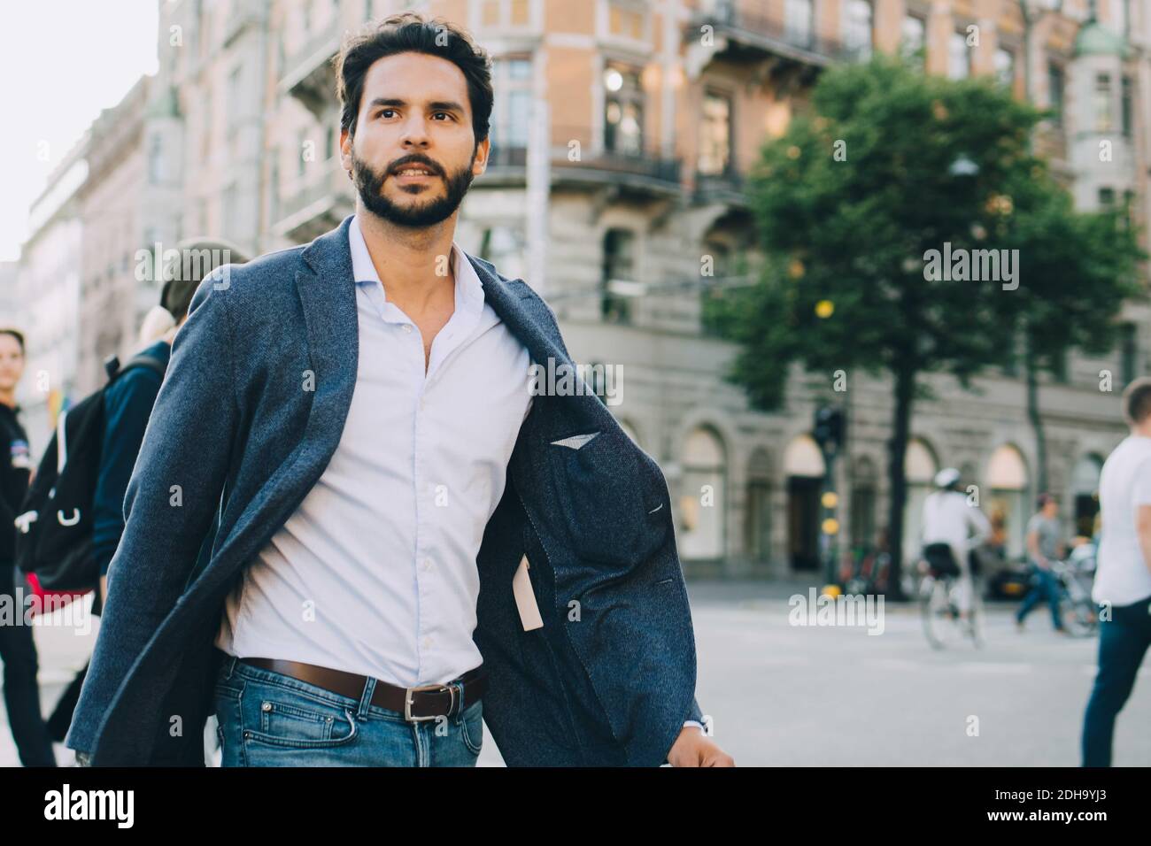 Uomo che guarda via mentre esplori la città Foto Stock