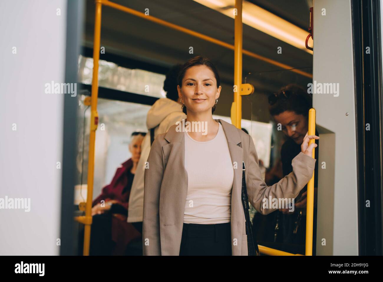 Ritratto di giovane donna sorridente in tram durante l'esplorazione della città Foto Stock