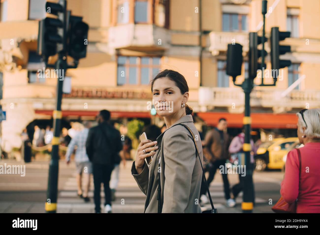 Ritratto di giovane donna fiduciosa in città Foto Stock