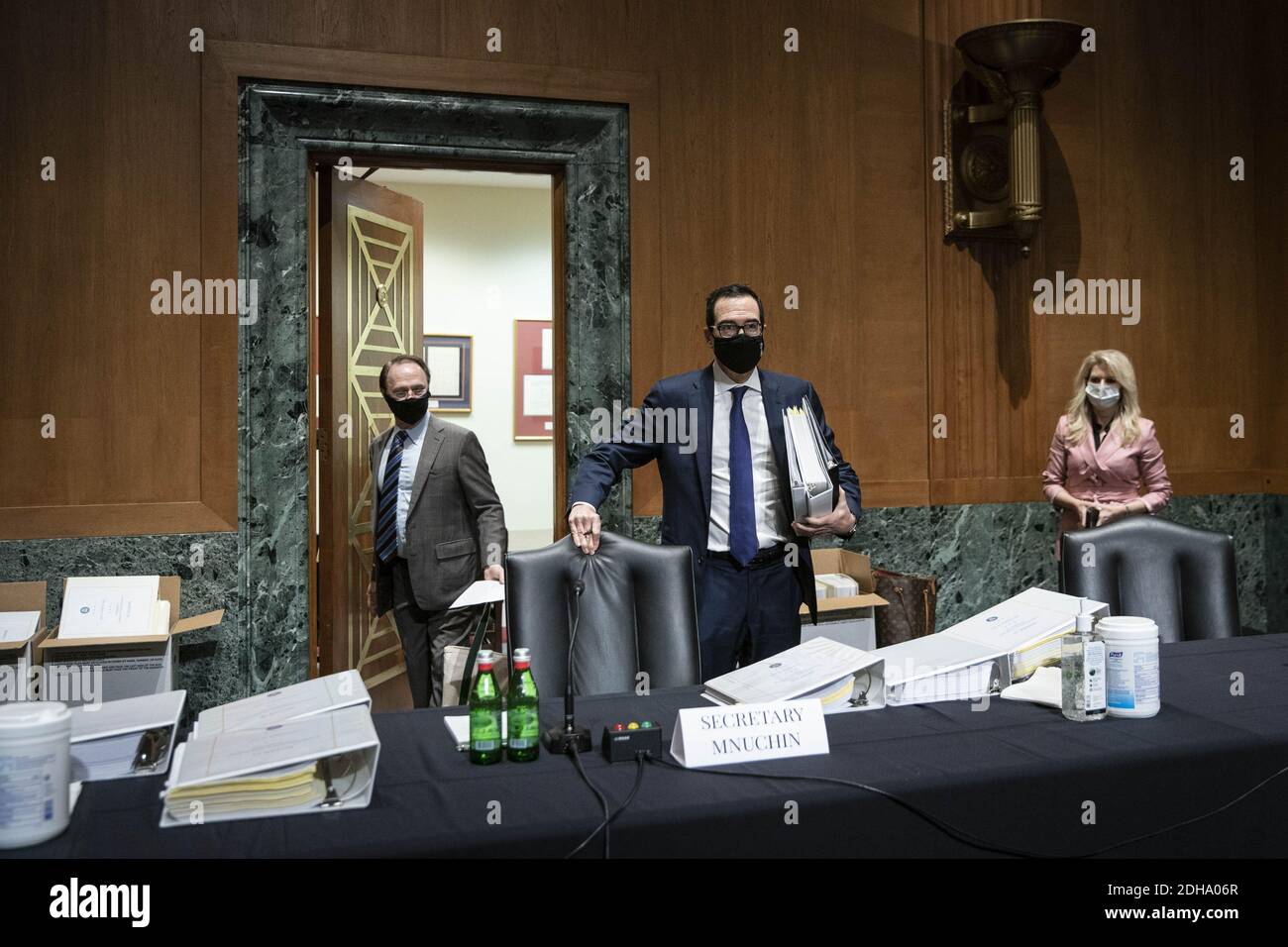 Il Segretario del Tesoro Steven Mnuchin testimonia dinanzi alla Commissione di vigilanza del Congresso durante un'audizione riguardante le imprese critiche per il raggiungimento della sicurezza nazionale, su Capitol Hill a Washington, D.C., giovedì 10 dicembre 2020. Foto piscina di Sarah Silbiger/UPI Foto Stock