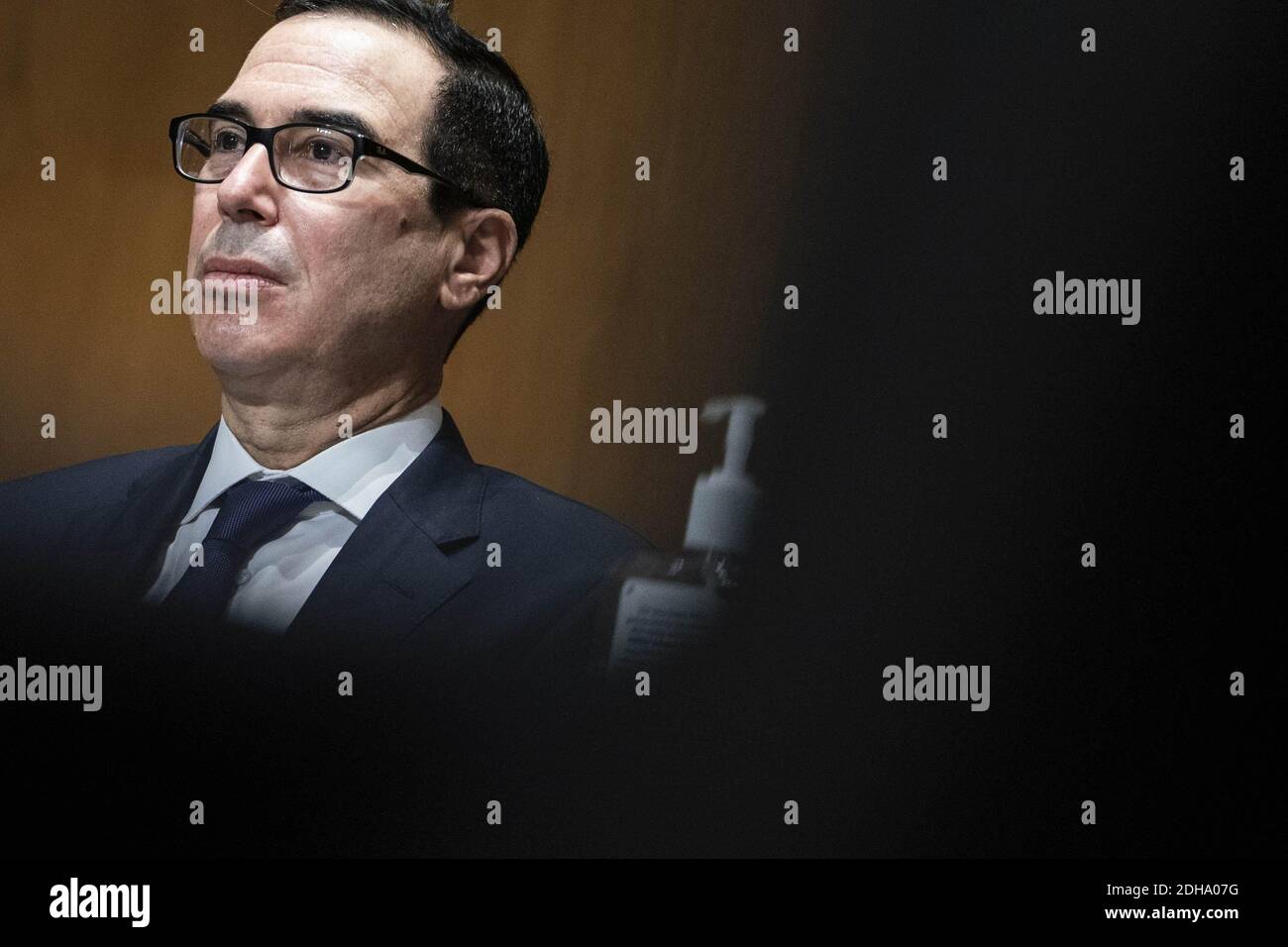 Il Segretario del Tesoro Steven Mnuchin testimonia dinanzi alla Commissione di vigilanza del Congresso durante un'audizione riguardante le imprese critiche per il raggiungimento della sicurezza nazionale, su Capitol Hill a Washington, D.C., giovedì 10 dicembre 2020. Foto piscina di Sarah Silbiger/UPI Foto Stock