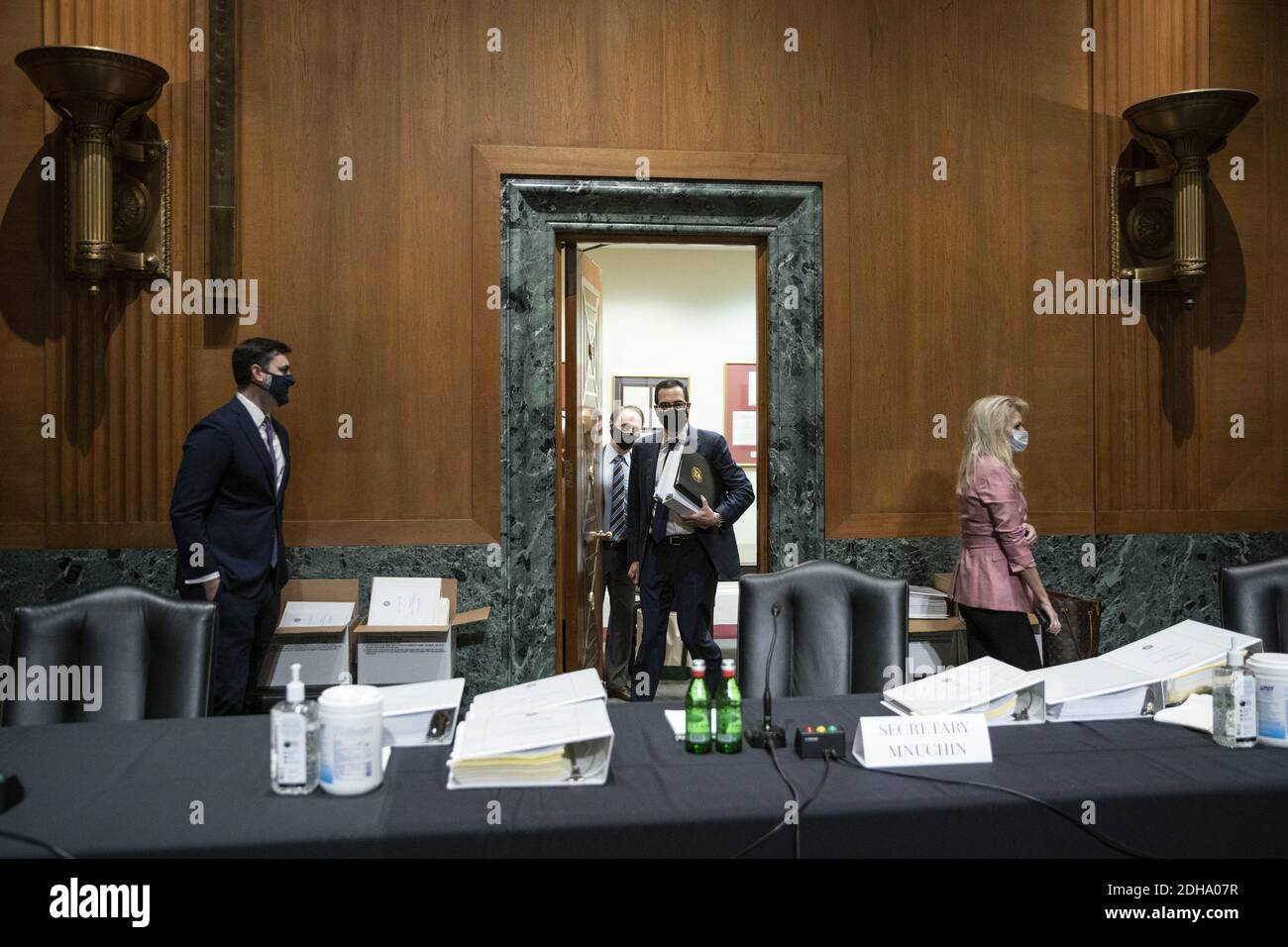 Il Segretario del Tesoro Steven Mnuchin entra a testimoniare davanti alla Commissione di supervisione del Congresso durante un'audizione riguardante le imprese critiche per il raggiungimento della sicurezza nazionale, su Capitol Hill a Washington, D.C., giovedì 10 dicembre 2020. Foto piscina di Sarah Silbiger/UPI Foto Stock