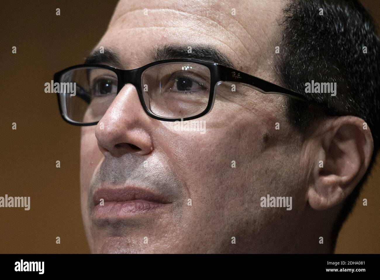 Il Segretario del Tesoro Steven Mnuchin testimonia dinanzi alla Commissione di vigilanza del Congresso durante un'audizione riguardante le imprese critiche per il raggiungimento della sicurezza nazionale, su Capitol Hill a Washington, D.C., giovedì 10 dicembre 2020. Foto piscina di Sarah Silbiger/UPI Foto Stock
