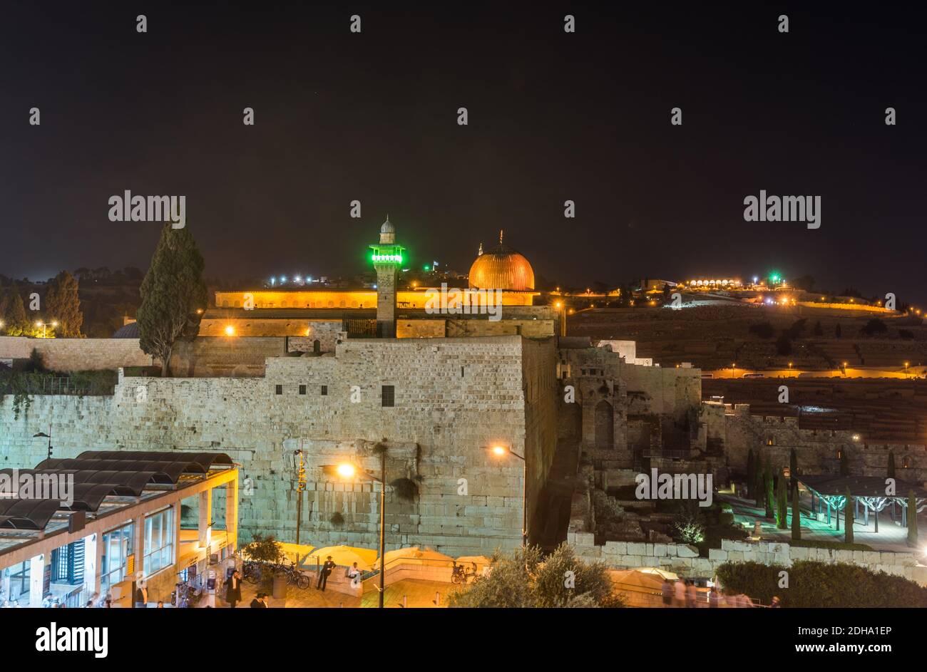 Vista notturna della cupola del Siliver della Moschea di al-Aqsa , costruita sulla cima del Monte del Tempio, conosciuta come Haram esh-Sharif in Islam e al-Fakhariyya Minareto e muro Foto Stock