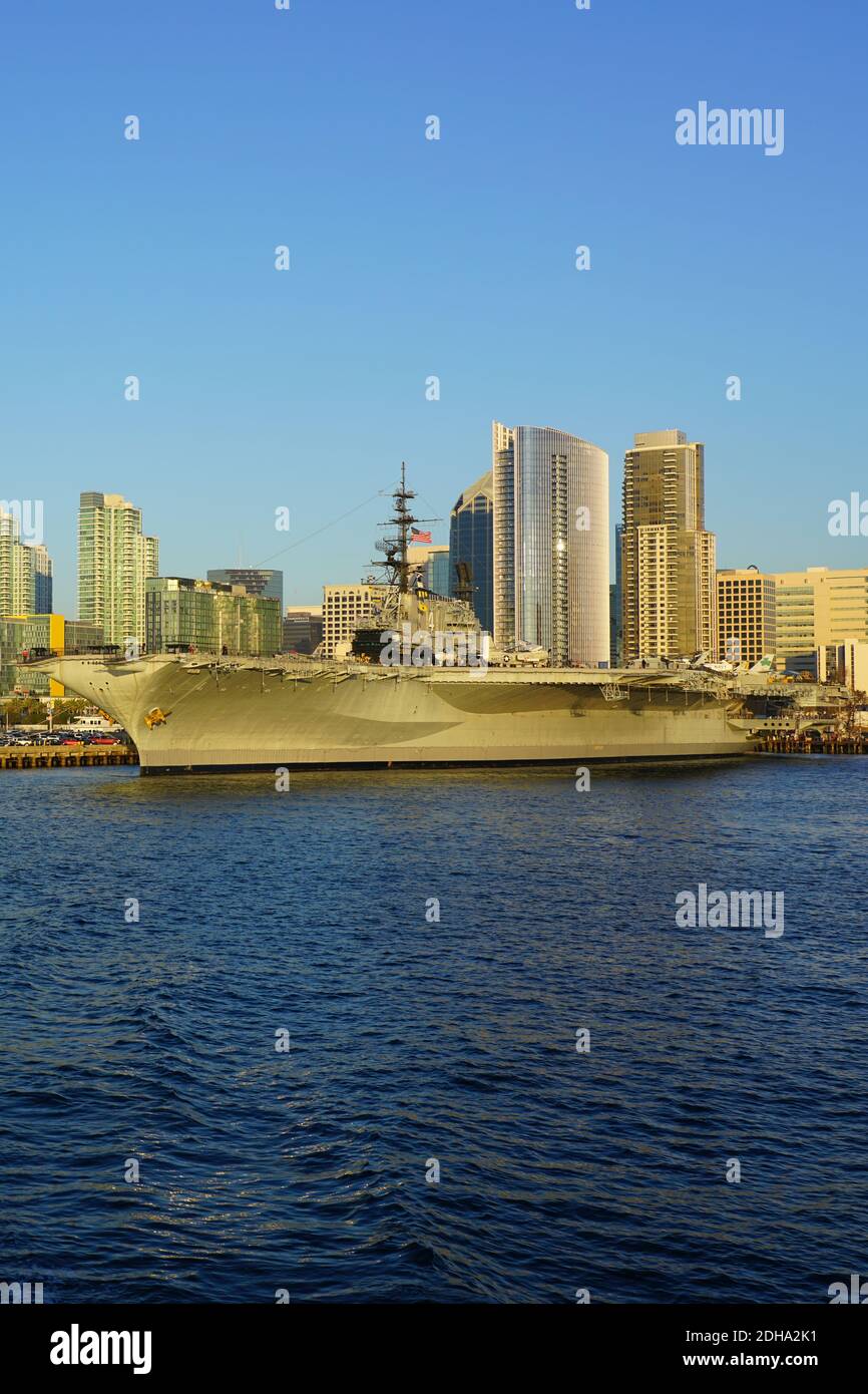 SAN DIEGO, CA -3 GENNAIO 2020 - Vista esterna di un giorno della USS Midway, uno storico museo portaerei navale situato nel centro di San Diego, California, AT Foto Stock