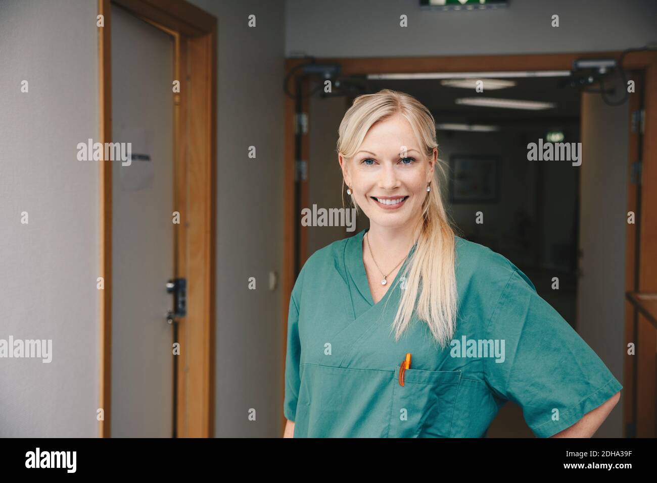 Ritratto di un'infermiera sicura in piedi nel corridoio dell'ospedale Foto Stock