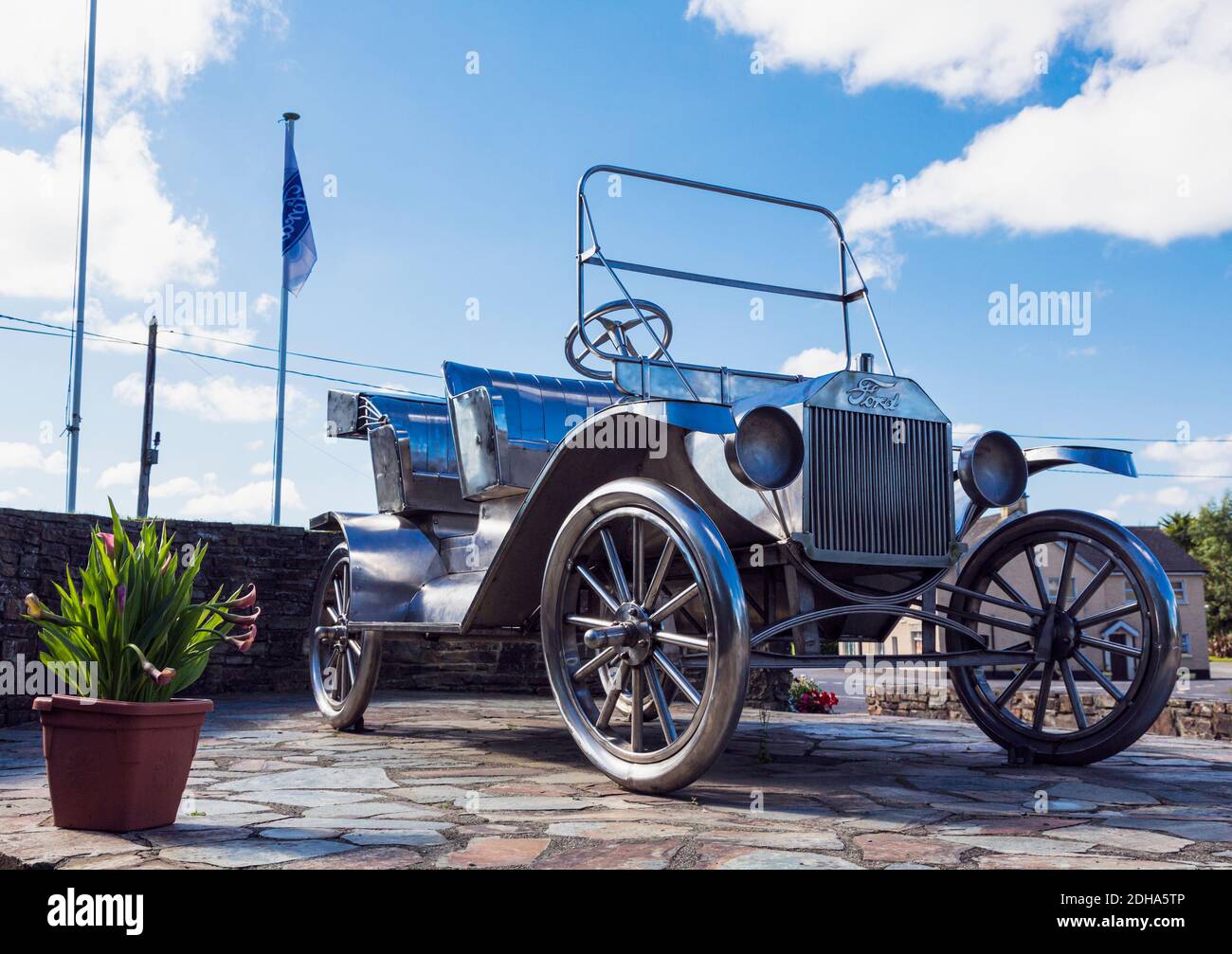 Ballinascarty aka Ballinascarthy, County Cork, West Cork, Irlanda. Eire. Monumento a Henry Ford e la sua Ford Modello T. I monumenti scultore fu Ke Foto Stock