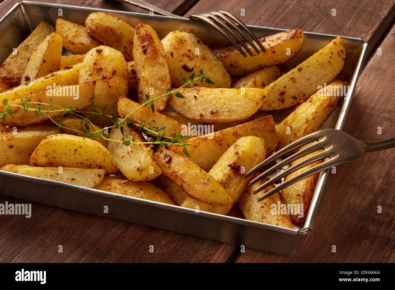 Zeppe di patate, tostate in forno, primo piano in teglia da forno Foto Stock