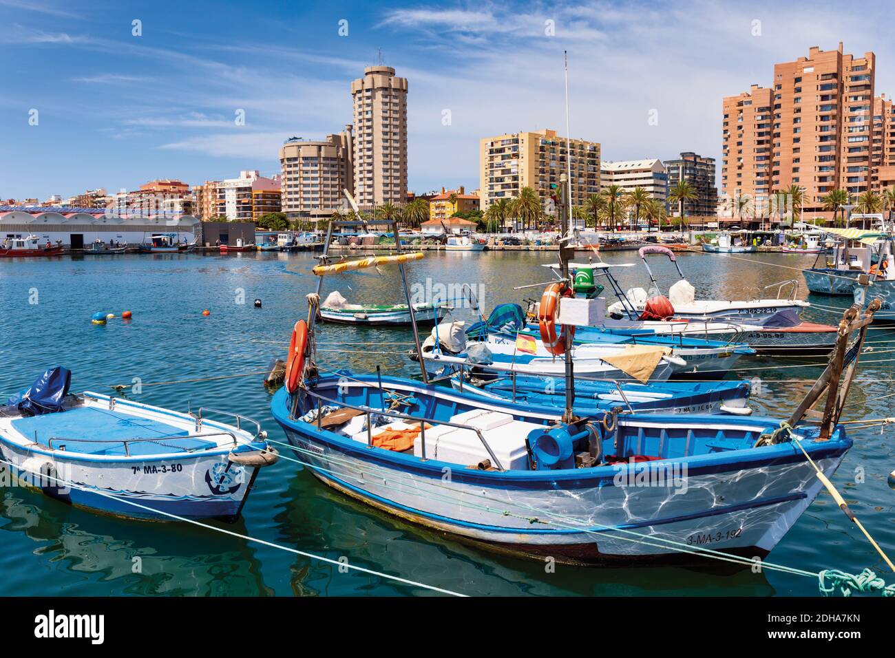 Barche da pesca nel porto, Fuengirola, Costa del Sol, Provincia di Malaga, Andalusia, Spagna meridionale. Foto Stock